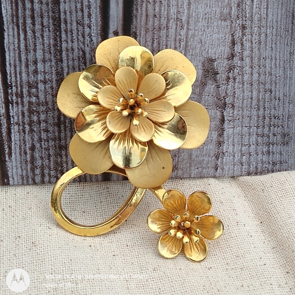 Vintage Jewelry - Vintage Gold tone Frosted Double Flower Brooch